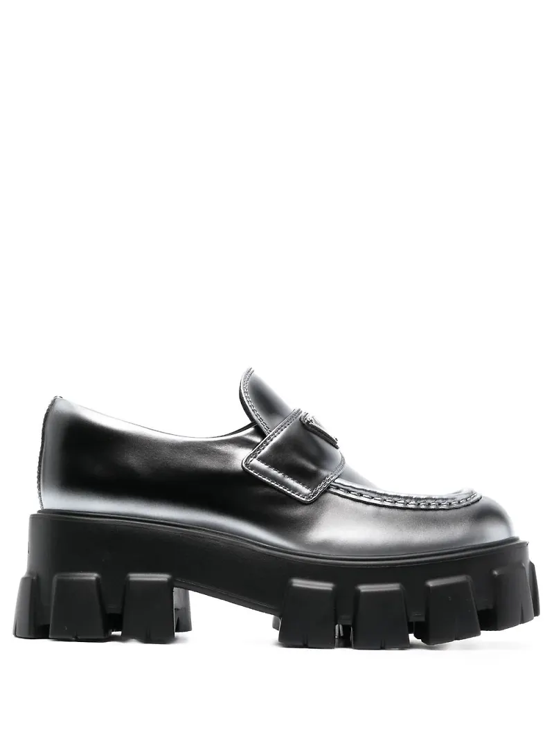 Prada grova läderloafers med logotypplakett - Svart