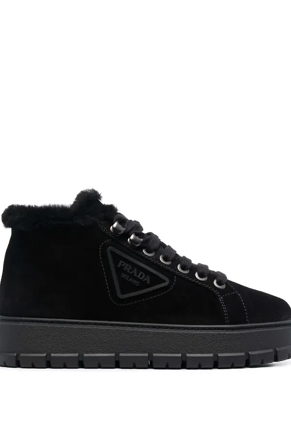 Prada höga sneakers med logotypplakett - Svart
