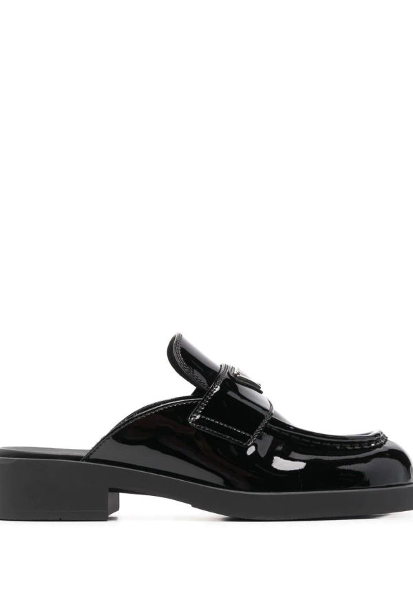 Prada loafers i lackat läder med logotypplakett - Svart