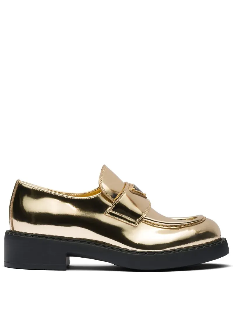 Prada loafers med triangelformad logotyp - Guldfärgad