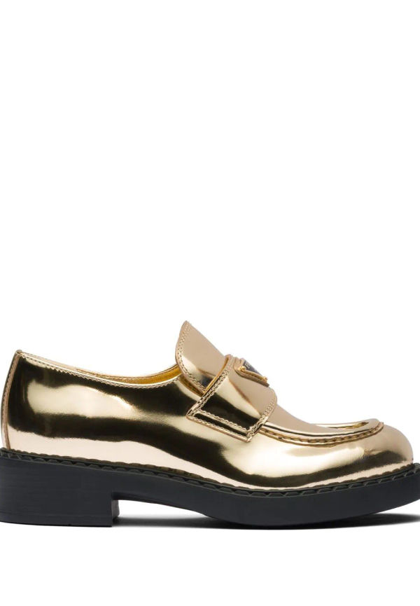 Prada loafers med triangelformad logotyp - Guldfärgad