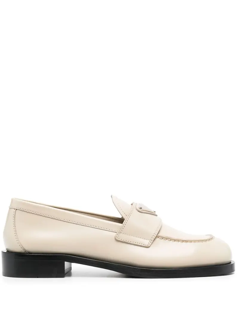 Prada läderloafers med logotyp - Neutral