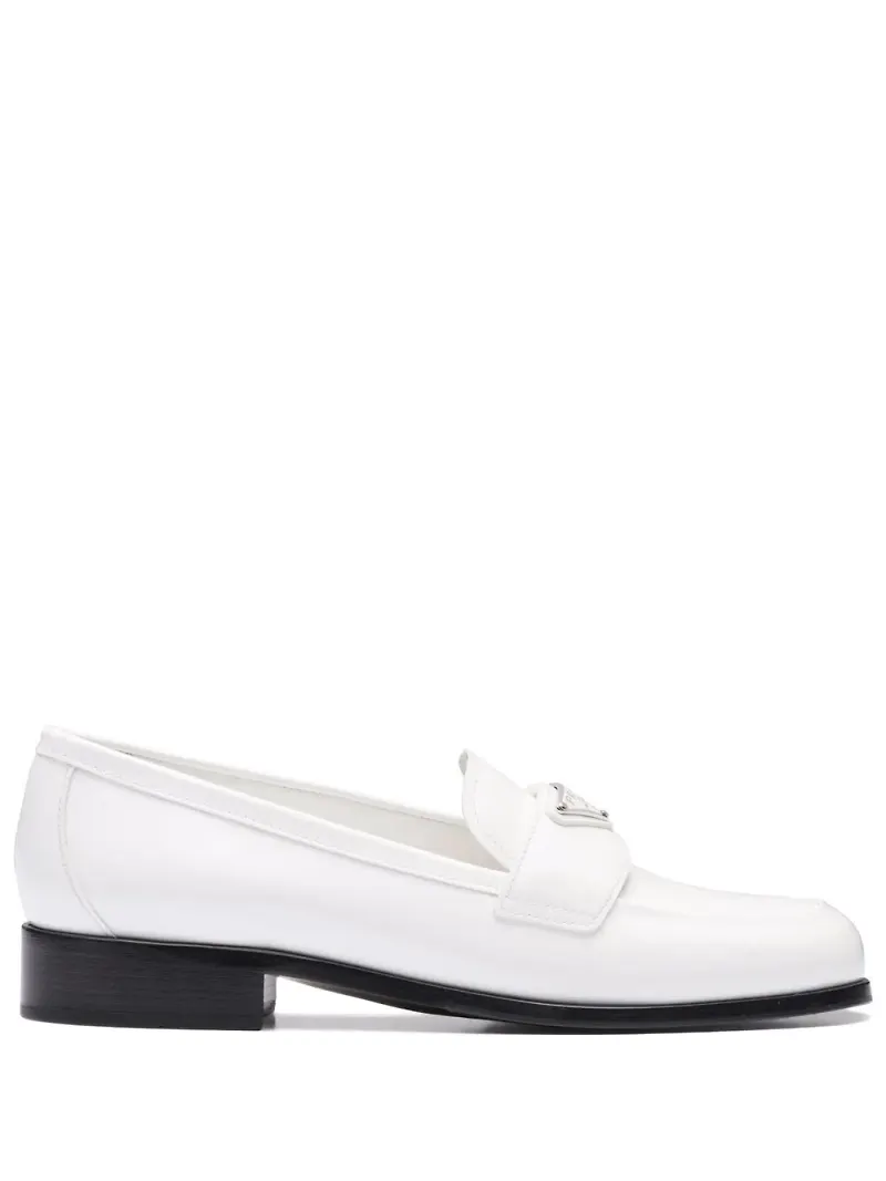 Prada läderloafers med logotypplakett - Vit
