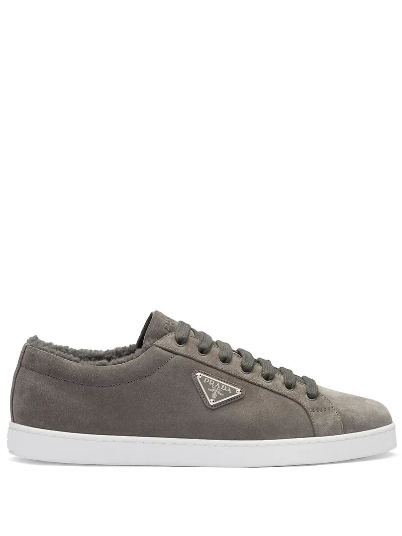 Prada låga sneakers i mocka - Grå