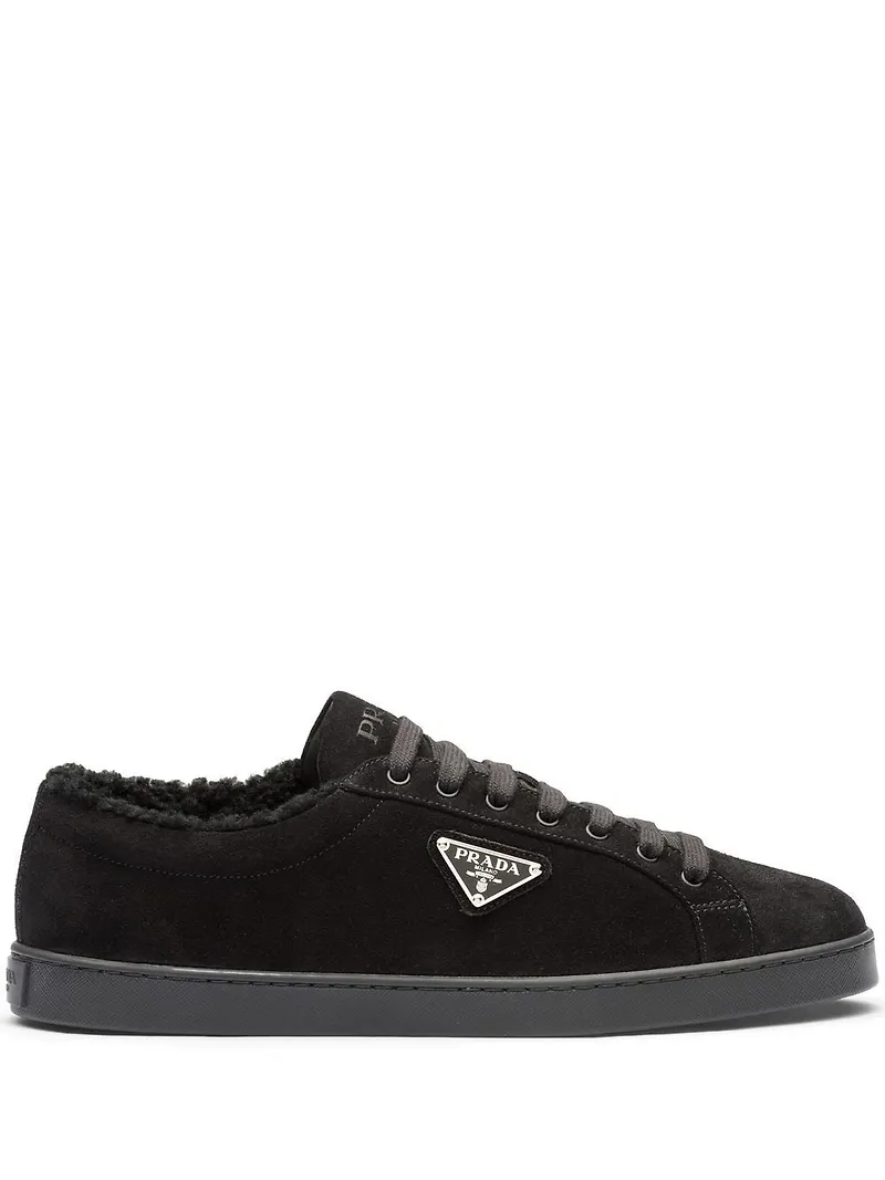 Prada låga sneakers i mocka - Svart