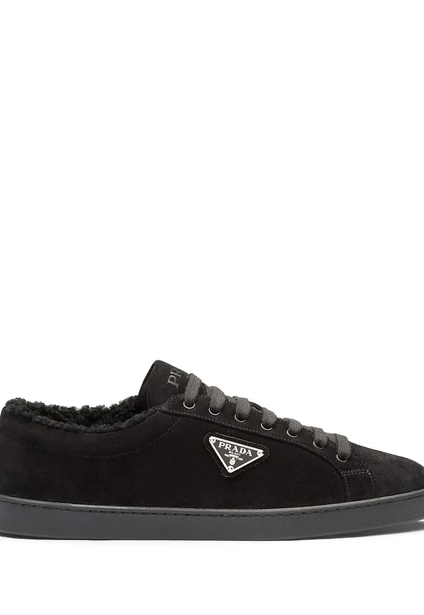 Prada låga sneakers i mocka - Svart