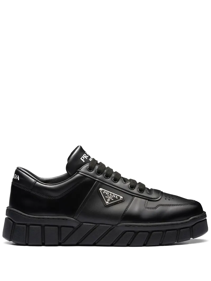 Prada låga sneakers med logotypplakett - Svart