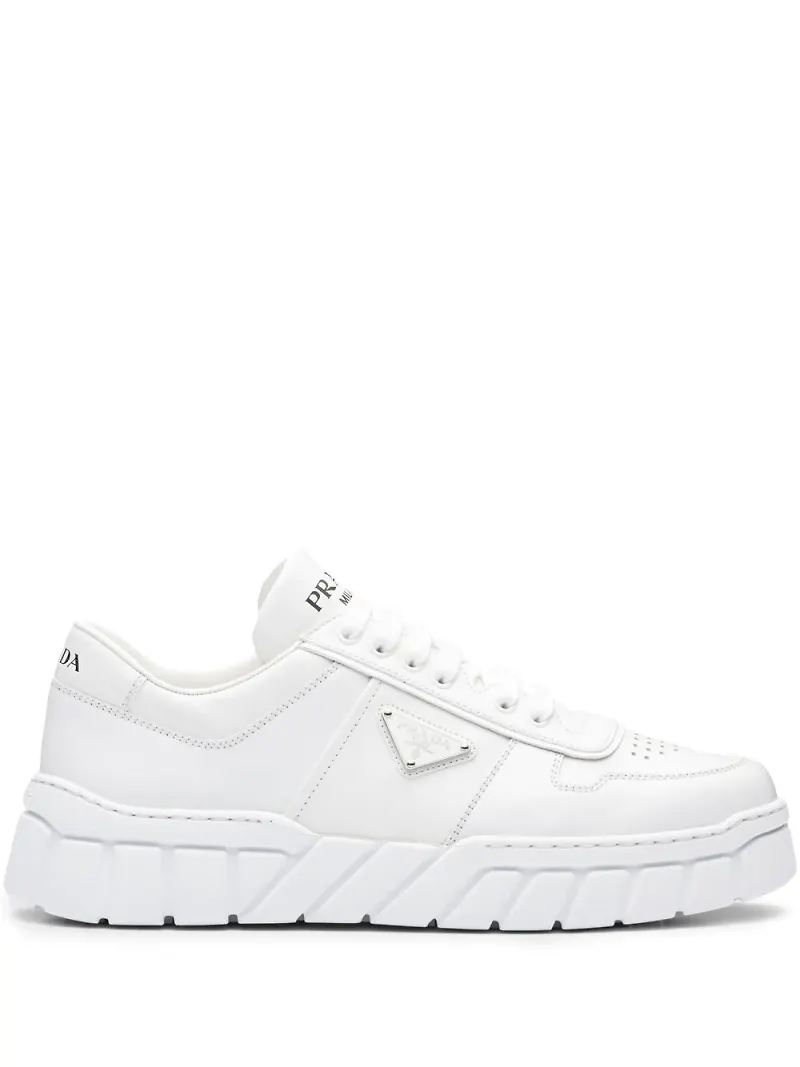 Prada låga sneakers med logotypplakett - Vit