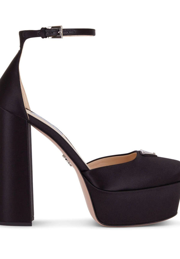 Prada platåpumps med logotypplakett 135 mm - Svart
