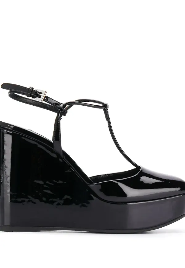 Prada pumps med kilklack och fyrkantig tå - Svart