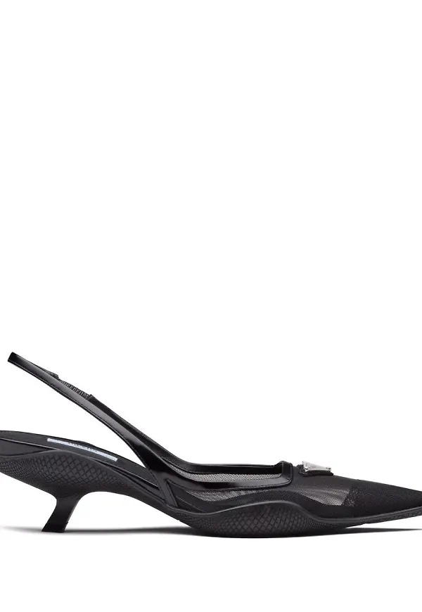 Prada pumps med plakett - Svart