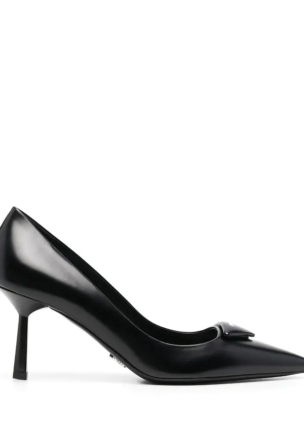 Prada pumps med spetsig tå - Svart