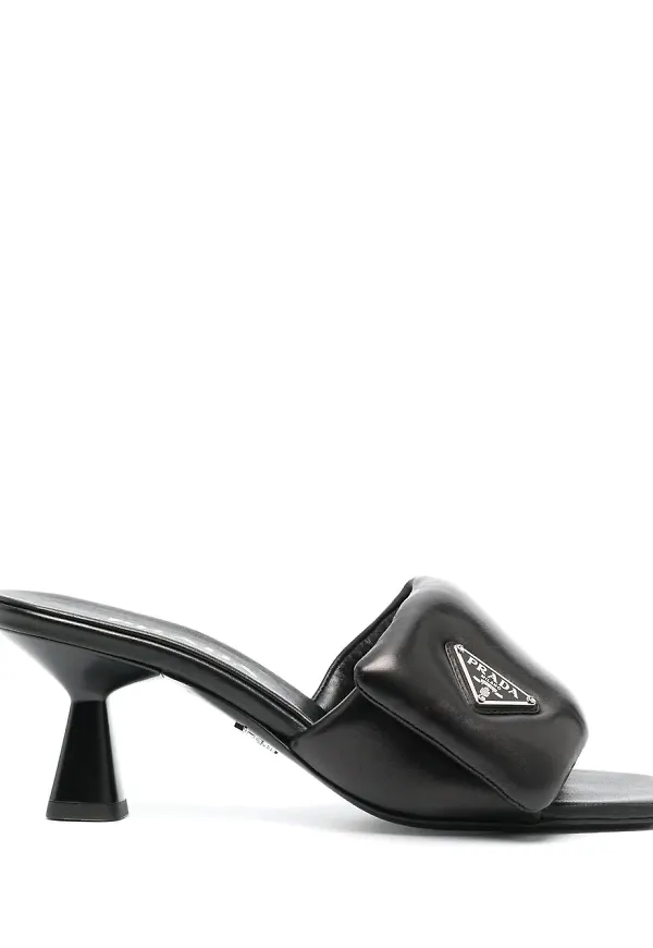 Prada slip-ons med logotypplakett 70 mm - Svart