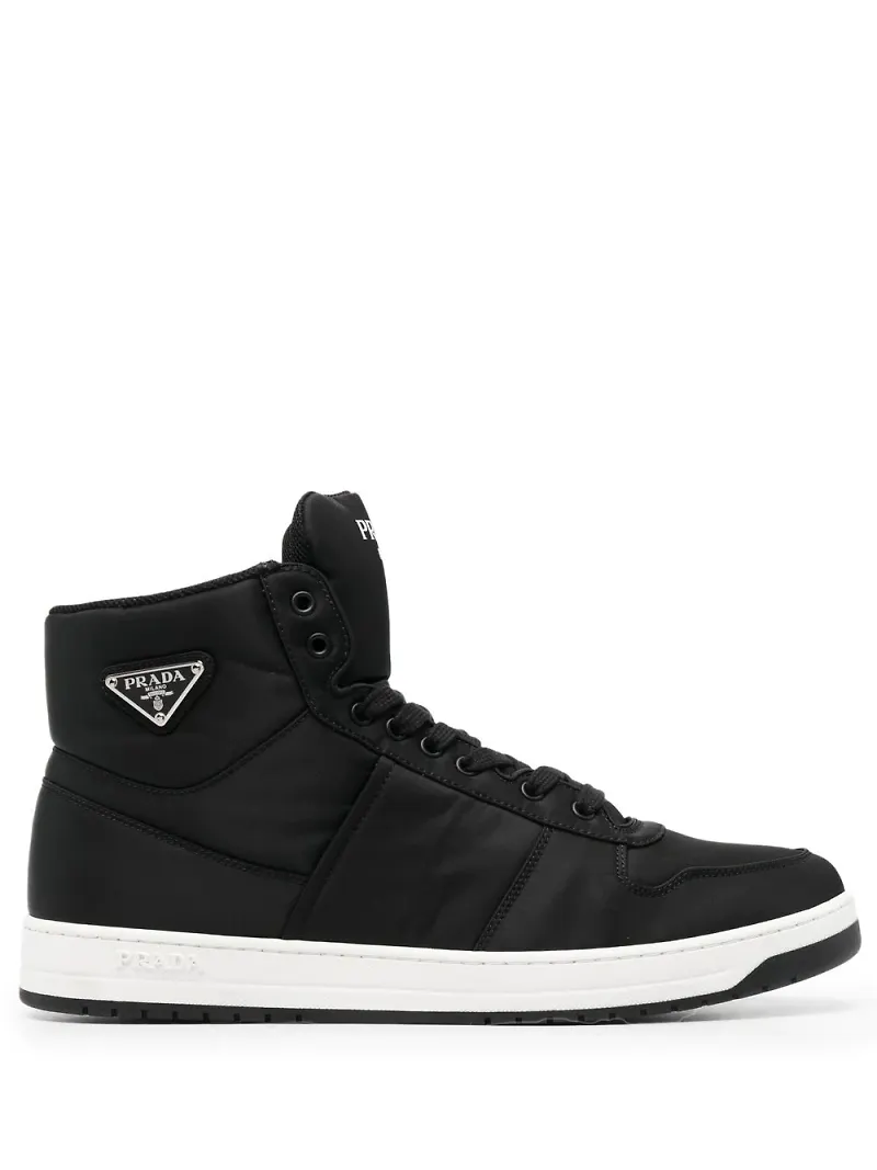 Prada sneakers med logotypplakett - Svart