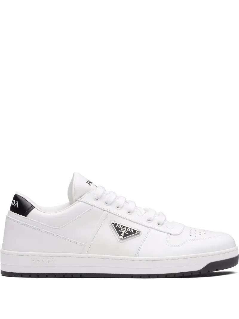 Prada sneakers med logotypplakett - Vit