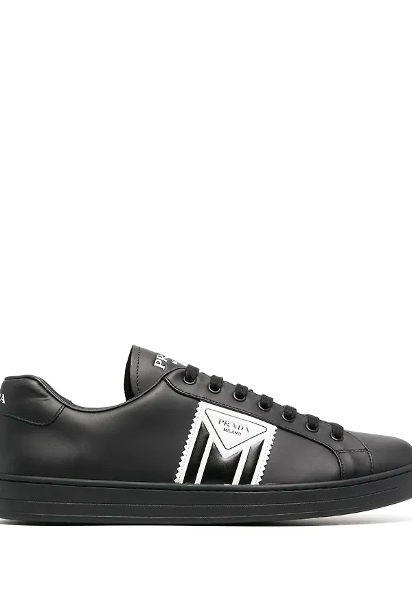 Prada sneakers med logotyprand - Svart