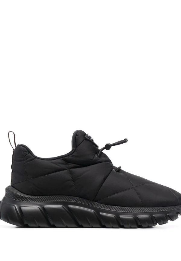 Prada vadderade låga sneakers - Svart