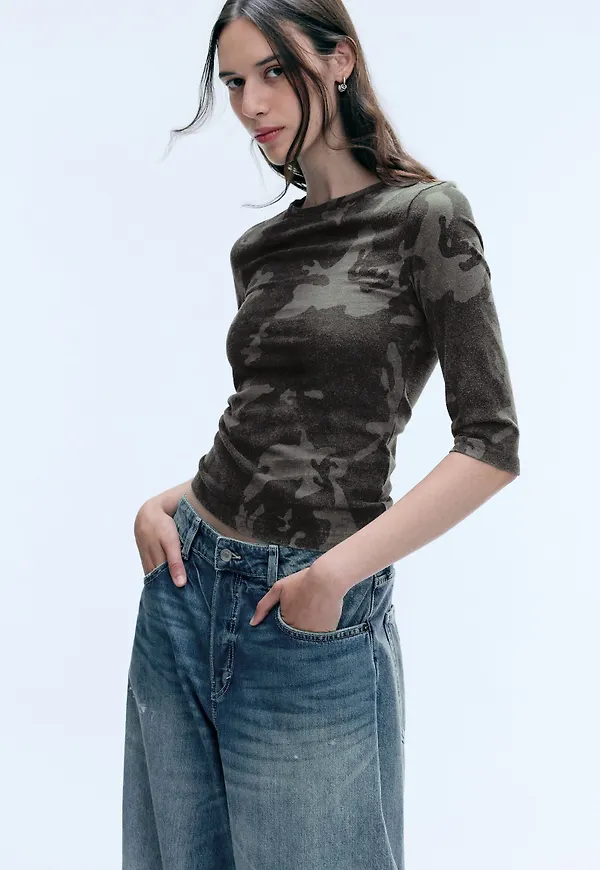 Printed three-quarter long-sleeved top