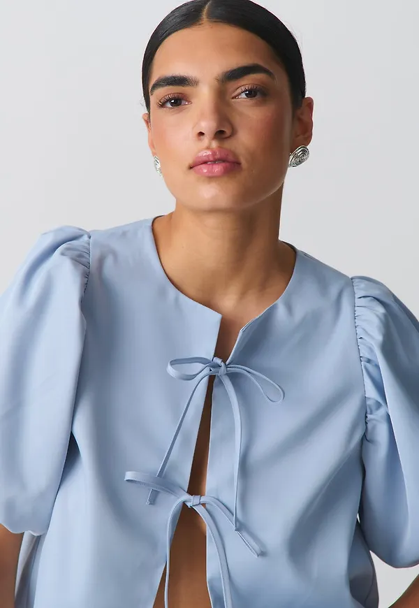 Puff sleeve blouse