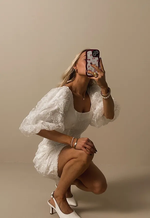 Studentklänningar med öppen rygg: Puff Sleeve Embroidered Dress
