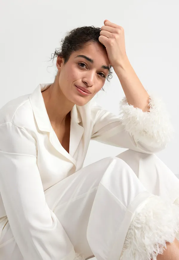 Pyjamasset i satin med fuskfjädrar