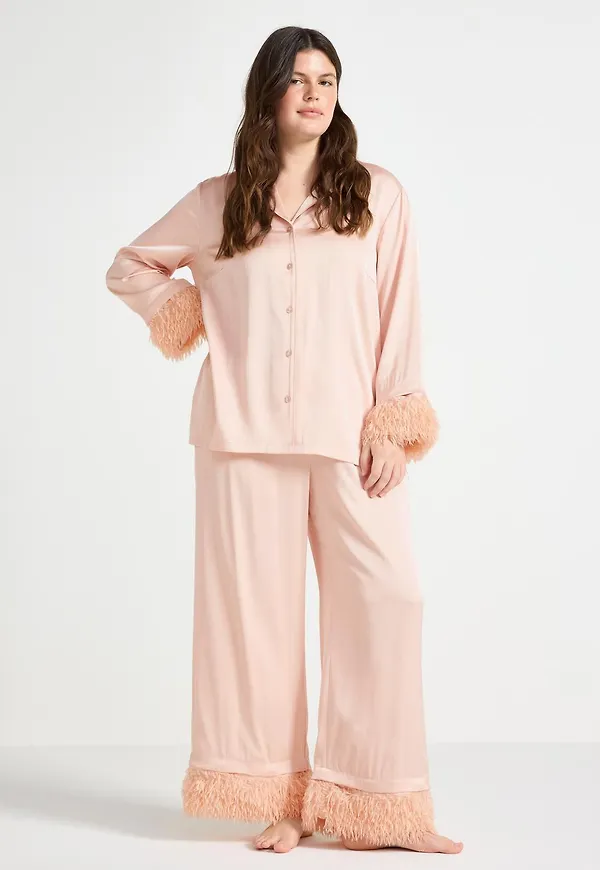 Pyjamasset i satin med fuskfjädrar