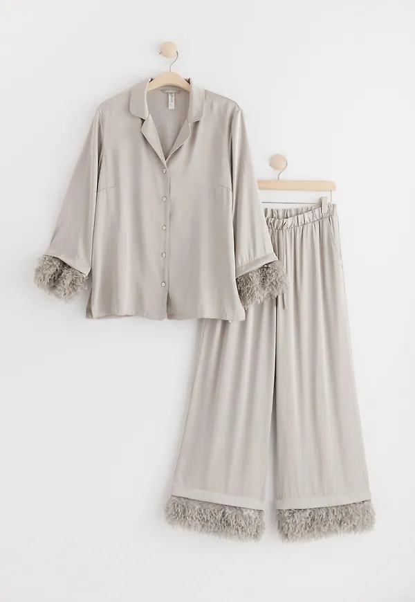 Pyjamasset i satin med fuskfjädrar