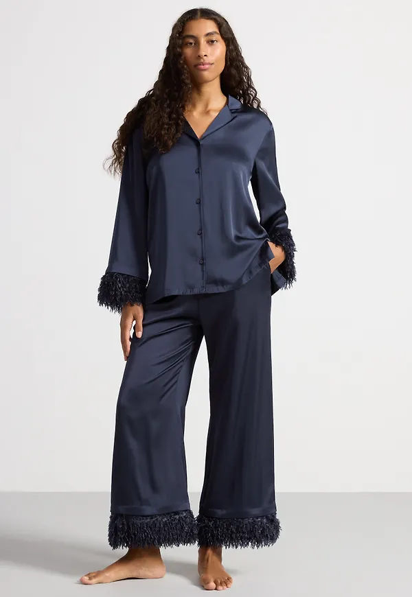 Pyjamasset i satin med fuskfjädrar