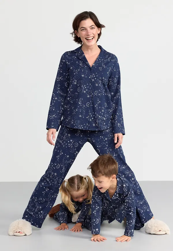 Pyjamasset med månar och stjärnor