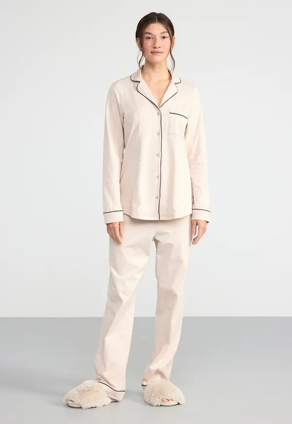 Pyjamasset med skjorta och byxa.