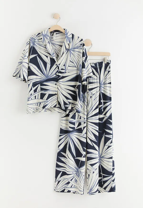 Pyjamasset med skjorta och byxor