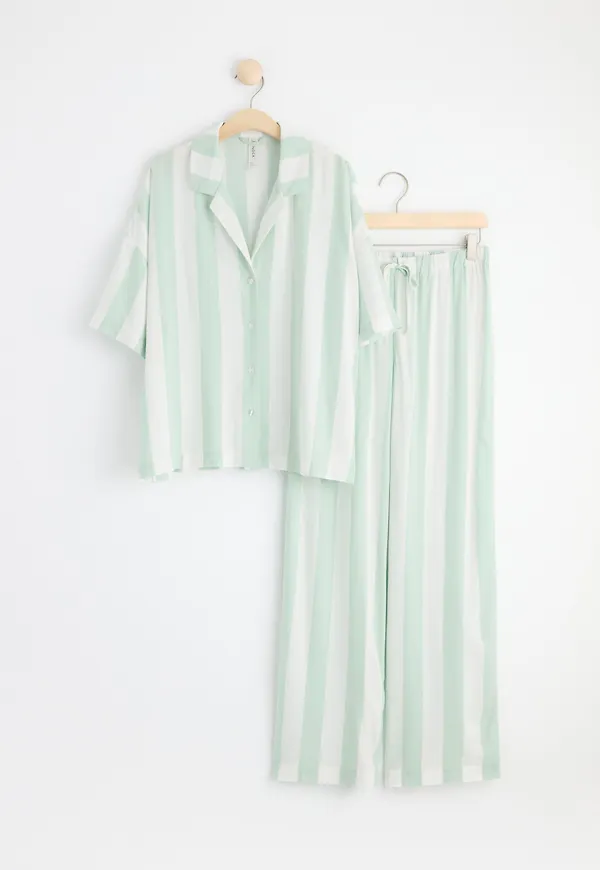 Pyjamasset med t-shirt och byxor