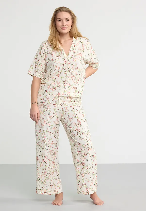 Pyjamasset med t-shirt och byxor