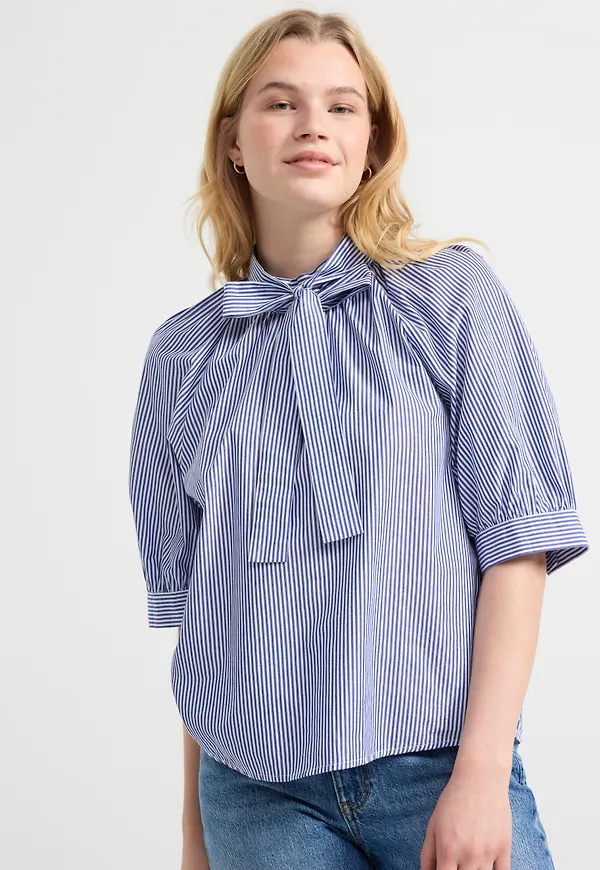 Randig blus med puffärm