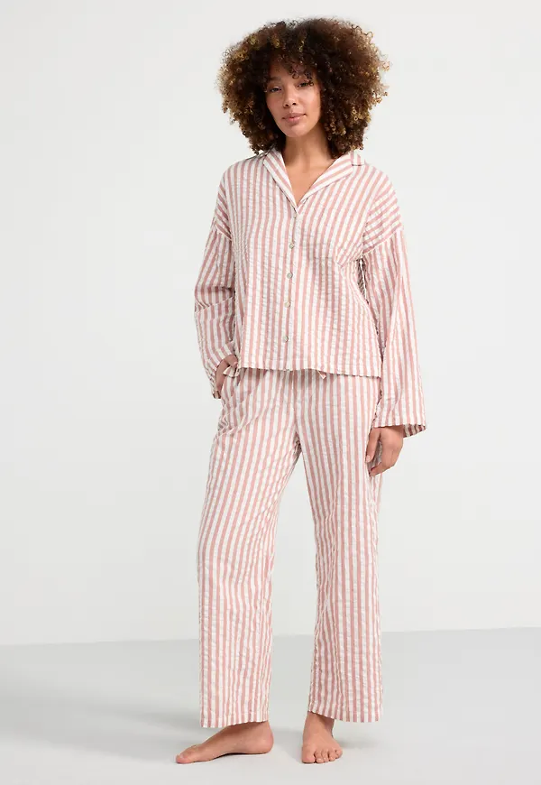 Randig pyjamas i bäckebölja