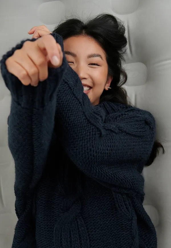 Rianne Meijer x NA-KD Oversize kabelstickad tröja - Navy