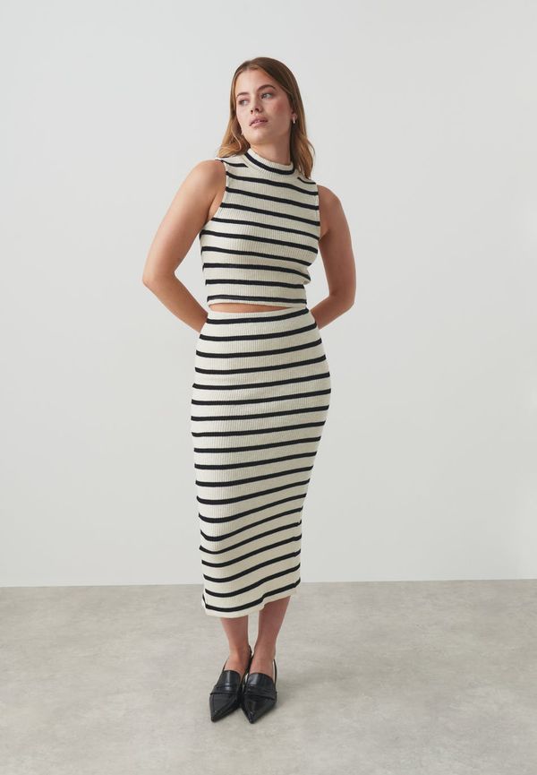 Rib slit skirt