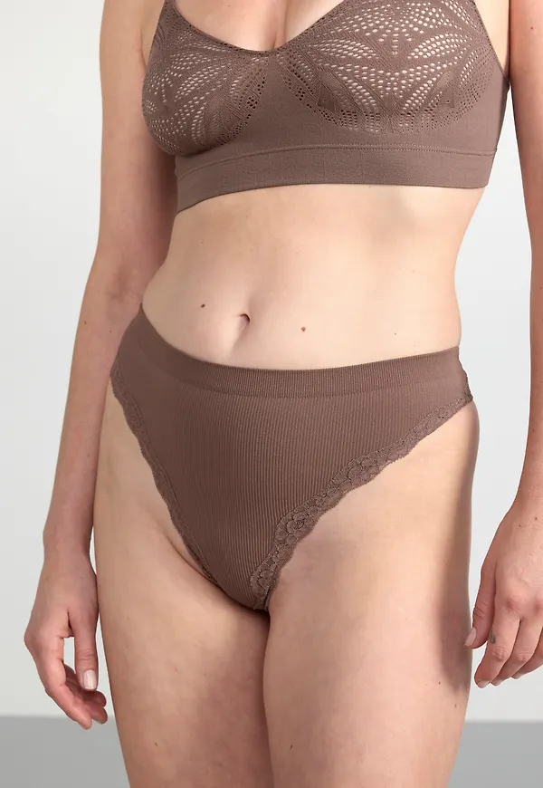 Ribbad seamless stringtrosa regular waist