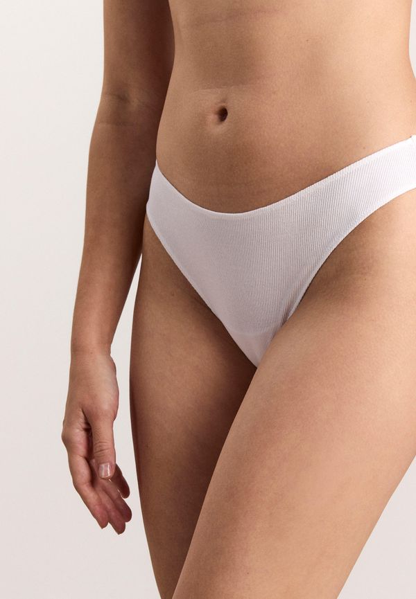 Ribbad stringtrosa med låg midja