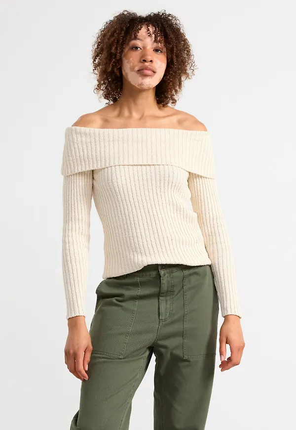 Ribbstickad topp i offshoulder-modell