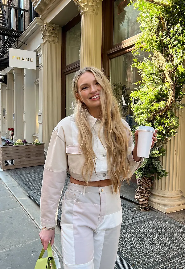 Romee Strijd x NA-KD Ekologisk croppad jeansjacka med lappar - Beige