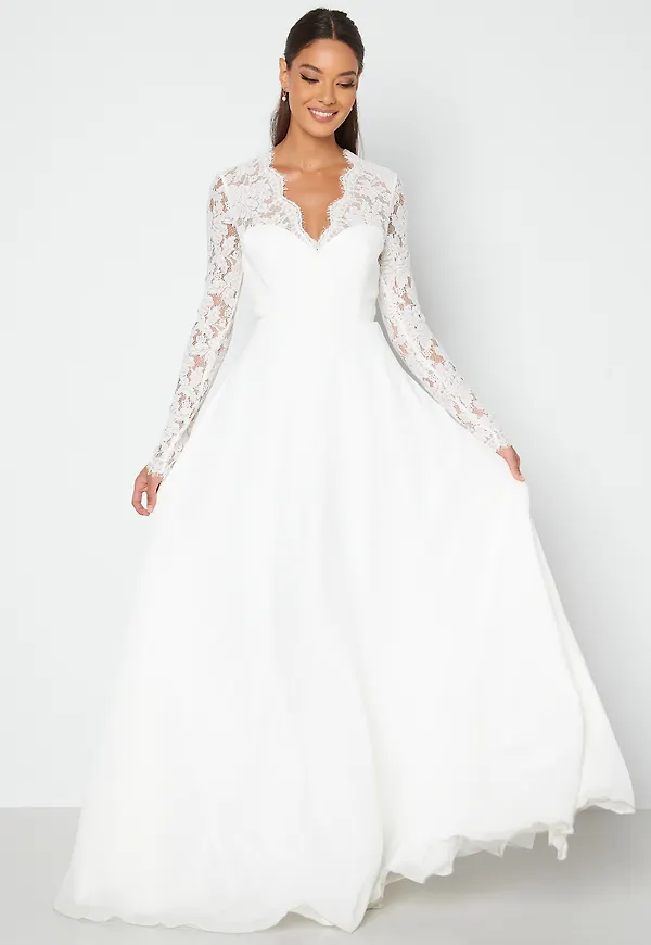 Scallop V-Neck Lace Gown
