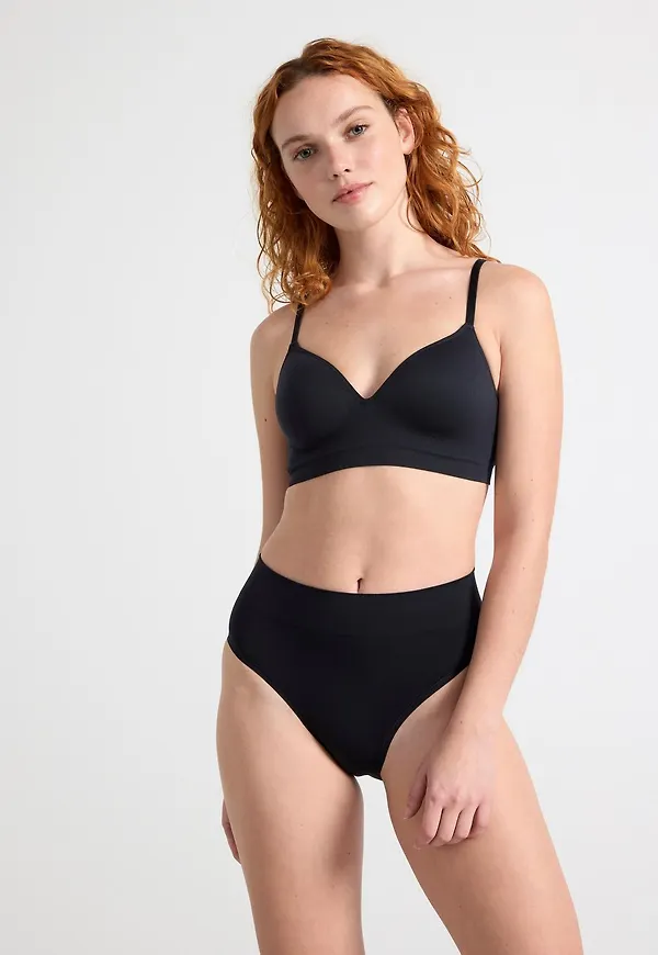 Seamless trosor i bikinimodell