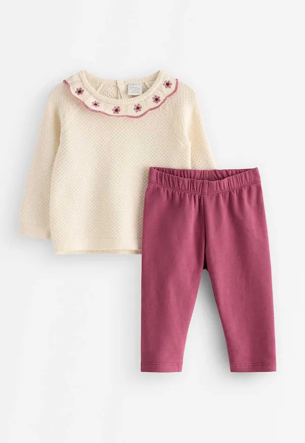 Set med finstickad tröja och leggings