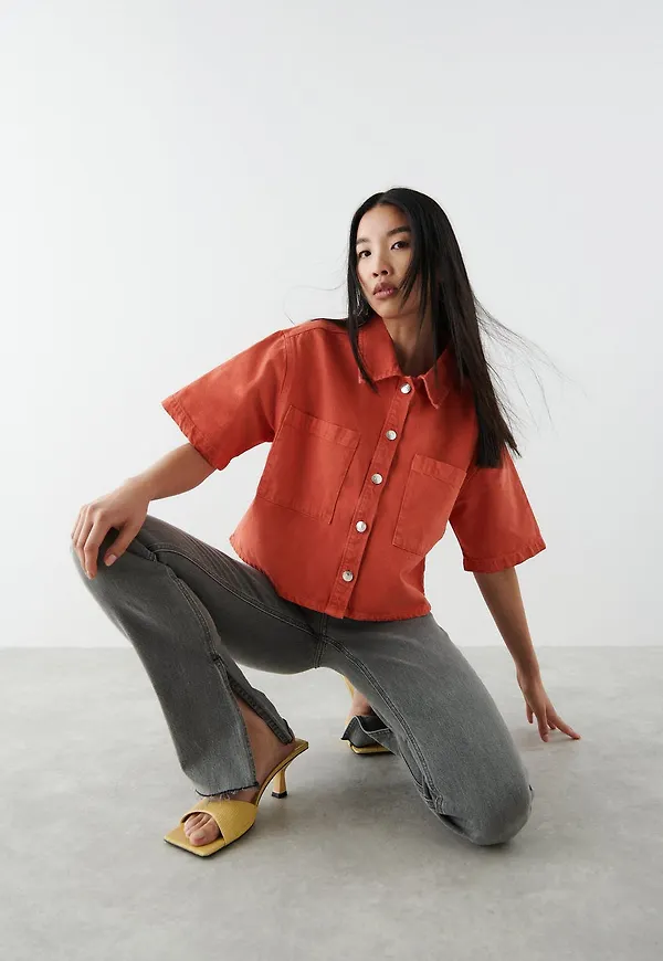 Short sleeve denim shirt