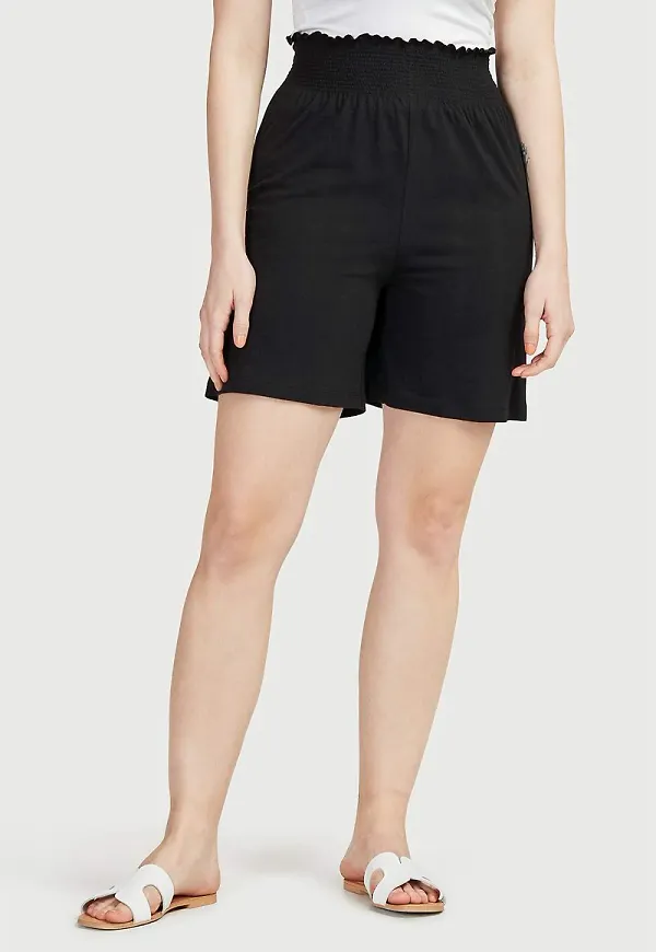 Shorts i trikå med smocklinning