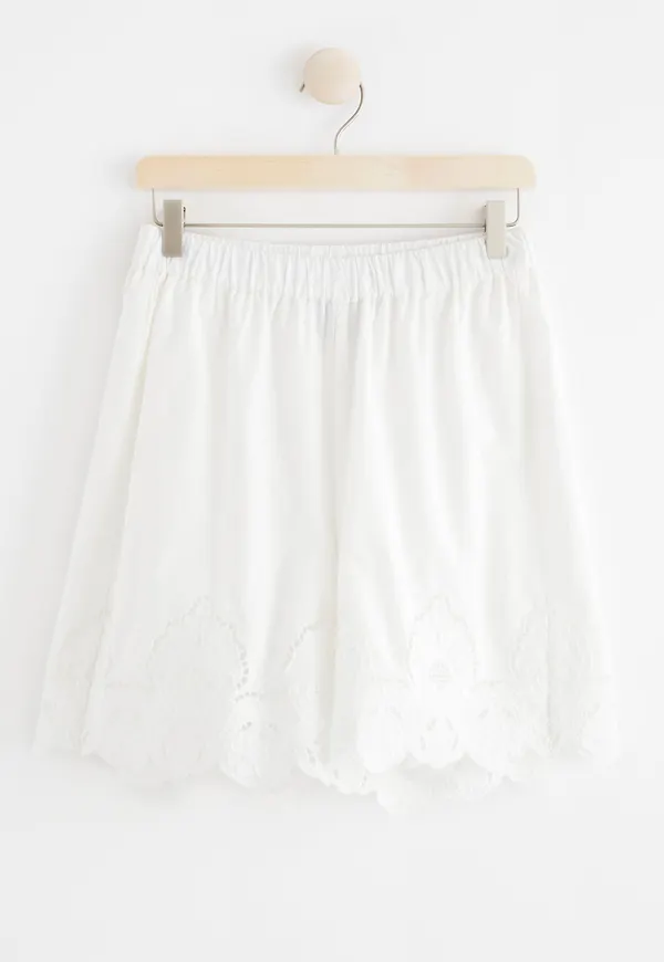 Shorts med broderier
