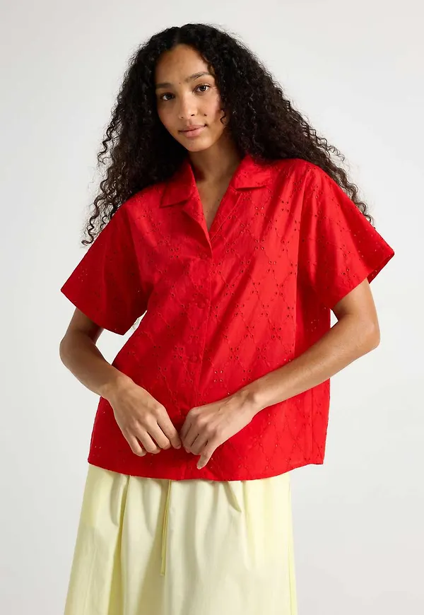 Skjorta med broderie anglaise