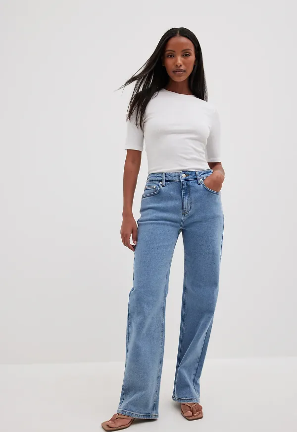 Stephsa x NA-KD Denim med detalj och mellanhög midja - Blue