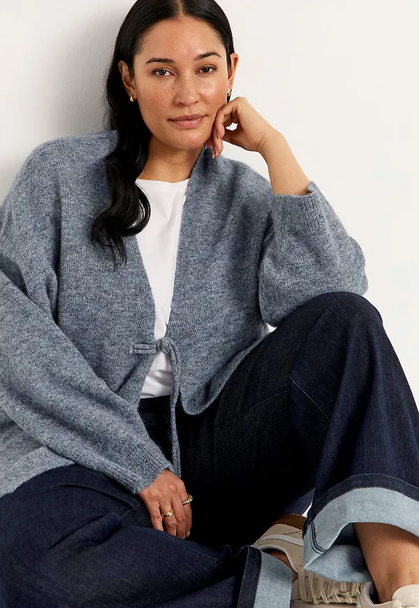 Stickad cardigan med charmig knutdetalj